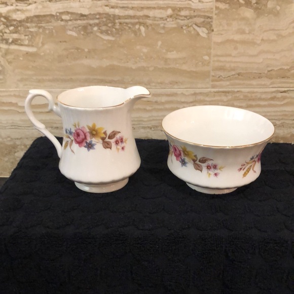Royal Stafford- Sugar & Creamer Set - Picture 3 of 4